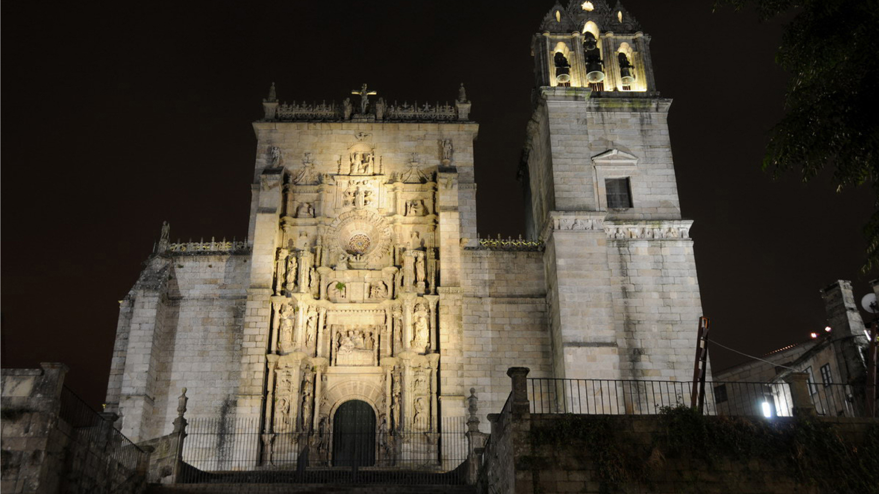 Il·luminació dissenyada per Nurlighting - Alfred Sá per a la Basílica de Pontevedra